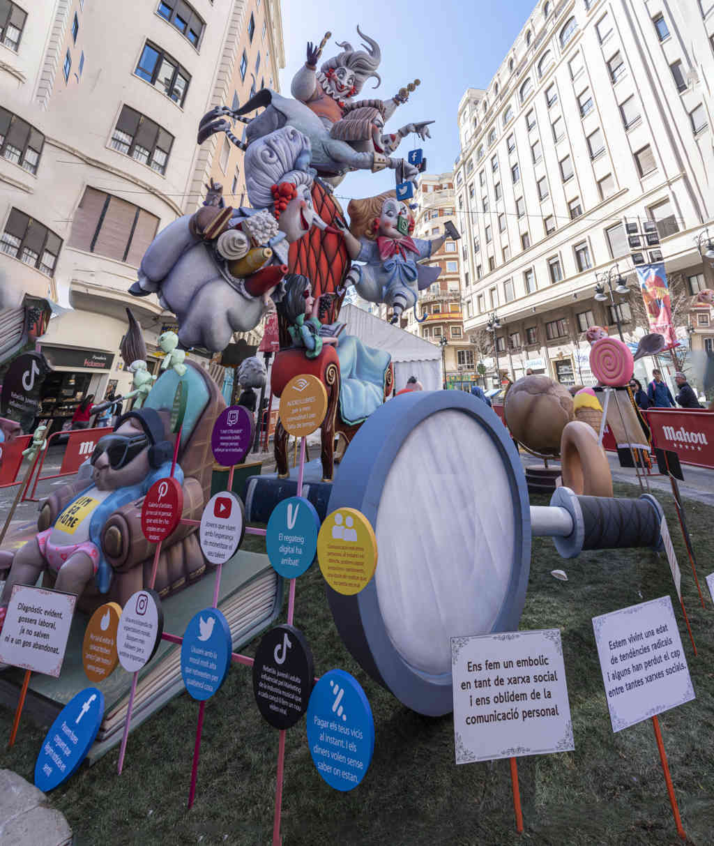 Valencia - fallas 2023 - falla Linterna-Na Robella-Barón de Cárcer - Temptacions 02.jpg
